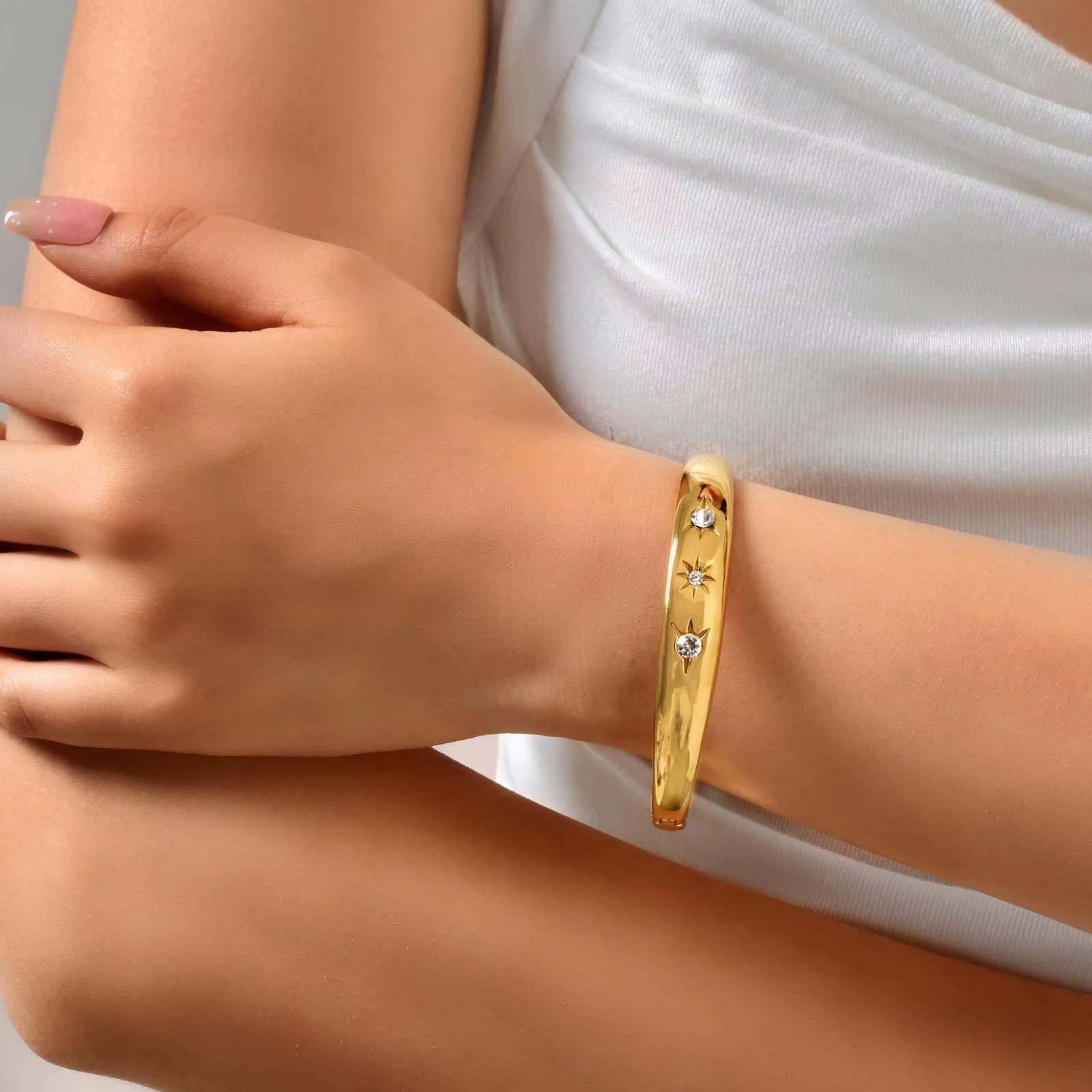 High End Stainless Steel Gold Plated Star Burst Zircon Eight - Pointed Star Openable Bangle Bracelet for Women Fashion Jewelry